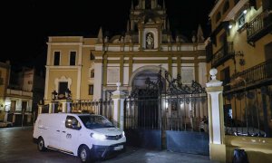 Coche de la funeraria en la basílica de La Macarena durante la exhumación de Queipo de Llano, a 2 de noviembre de 2022.