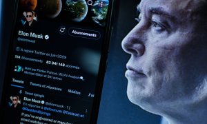 Una vista de la cuenta de Twitter del empresario Elon Musk en la pantalla de un teléfono inteligente