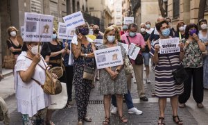 Varias personas participan en una manifestación convocada contra la gestión de la presidenta en funciones de la Comunidad de Madrid en los geriátricos durante la pandemia, a 15 de junio de 2021, frente a la Consejería de Sanidad, Madrid, (España)