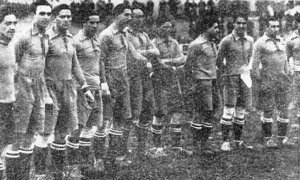 Patricio P. Escobal, tercero por la izquierda, junto a sus compañeros del Real Madrid en una fotografía publicada en 1926 'El imparcial' en una crónica futbolística bajo el título "El partido de ayer, un gran triunfo del 'foot-ball'"