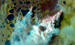 04-11-22 Incendio en el Ártico con un frente de 30 kilómetros de ancho. El incendio se detectó el 6 de agosto de 2020 a una latitud de 69.31°N. Imagen Sentinel-2 en color de infrarrojos.