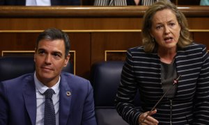 El presidente del Gobierno, Pedro Sánchez, y la ministra de Asuntos Económicos y Transformación Digital, Nadia Calviño, en el Congreso, a 2 de noviembre de 2022.