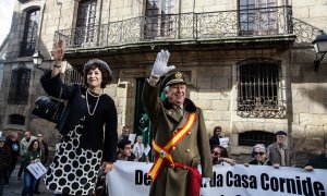 Dos actores disfrazados como Francisco Franco y Carmen Polo participan en la III Marcha Cívica por la Devolución de la Casa Cornide al Pueblo de A Coruña, a 5 de noviembre de 2022.