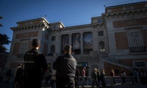 07-11-22 Dos policías a las puertas del Museo del Prado el día que las activistas de Futuro Vegetal se pegaron a los marcos de los cuadros Goya.