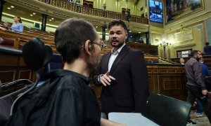 El portavoz de ERC en el Congreso, Gabriel Rufián (i) y el portavoz de Unidas Podemos en el Congreso, Pablo Echenique (d), durante una sesión plenaria en el Congreso de los Diputados, a 27 de octubre de 2022, en Madrid (España). El Pleno del Congreso exam