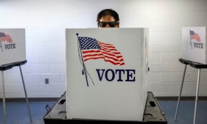 Un votante marca su boleta durante la votación anticipada en la localidad de Lansing, en el estado de Michigan. REUTERS/Evelyn Hockstein