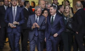 El comisario de Asuntos Económicos de la UE, Paolo Gentiloni, conversa con el ministro de Finanzas irlandés y presidente del Eurogrupo, Paschal Donohoe, de camino a la foto de familia de la reunión de los ministros de la UE con los de os países de la EFTA