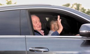 El rey emérito Juan Carlos I a su salida de Madrid con dirección Abu Dabi tras su visita a España, a 23 de mayo de 2022, en Madrid.