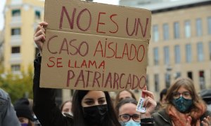 Una mujer sostiene una pancarta en una manifestación en noviembre de 2021 en Madrid.