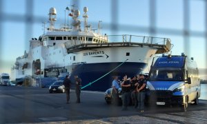 El barco 'Humanity 1' amarrado este lunes en el puerto de Catania, Italia.