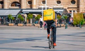 Autónomos, taxistas y riders denuncian a Glovo "por actuar como un cártel"