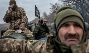 Militares ucranianos cerca de una línea del frente en la región de Jersón, Ucrania, a 9 de noviembre de 2022.