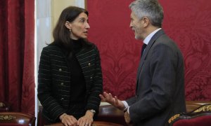 El ministro del Interior Fernando Grande-Marlaska (d) conversa con la ministra de Justicia Pilar Llop a su llegada a la toma de posesión de Magdalena Valerio como presidenta del Consejo de Estado, este jueves, en Madrid