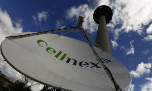 Una antena parabólica de Cellnex junto a la torre de comunicaciones conocida como 'el Pirulí', en Madrid. REUTERS/Sergio Perez