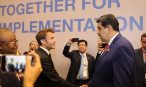 El presidente francés, Emmanuel Macron (izquierda), saludo al presidente de Venezuela, Nicolás Maduro (derecha), en la Cumbre del Clima de , Sharm El-Sheikh, Egipto.