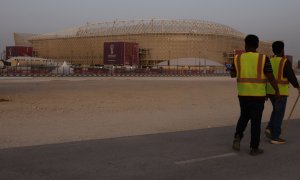 Dos trabajadores durante las obras de construcción del Mundial de fútbol de Catar.