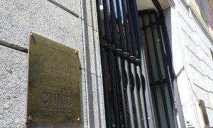 Puerta principal de la Comisión Nacional de los Mercados y la Competencia (CNMC) en su sede en Madrid. E.P./Marta Fernández