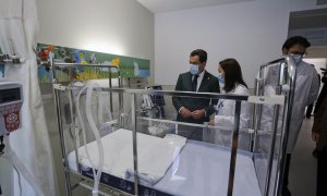 Juanma Moreno, durante una visita a las obras del materno-infantil de Málaga, en 2020. Archivo.