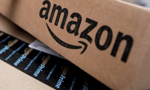 Una caja con el logo de Amazon.