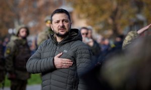 El presidente de Ucrania, Volodimir Zelenski, canta el himno nacional durante su visita a Jersón