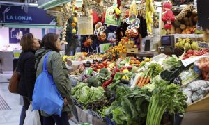 Varias personas hacen la compra en un mercado de El Fontán de Oviedo. EFE/J.L.Cereijido