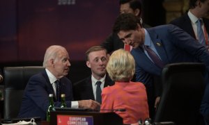 El presidente de los Estados Unidos, Joe Biden, conversa con la presidenta de la Comisión Europea, Ursula von der Leyen, y el primer ministro canadiense, Justin Trudeau, durante la Cumbre de Líderes del G20 en Bali, a 15 de noviembre de 2022.