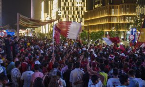 Aficionados se reúnen en Doha días antes de que dé comienzo el Mundial de Fútbol de Catar.