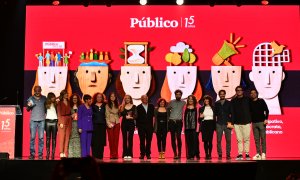 Foto de familia de todos los premiados en la gala del 15º aniversario del diario Público, junto a las ministras de Educación y Política Territorial y de miembros de la redacción del periódico.