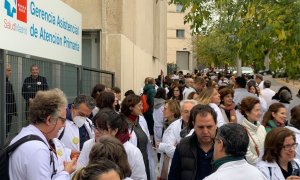 Instantes previos a la concentración frente a la Gerencia de Atención Primaria en Madrid para protestar por la "grave situación" de este nivel asistencial, a 21 de noviembre de 2021.