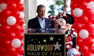 Bob Iger, junto al personaje de Minnie Mouse en la inauguración de su estrella en el Paseo de la Fama de Hollywood, en Los Ángeles (California, EEUU), en enero de 2018. REUTERS/Mario Anzuoni