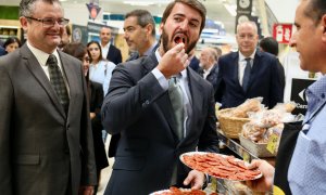 El vicepresidente de la Junta de Castilla y León, Juan García-Gallardo (Vox) prueba chorizo durante la presentación de los productos alimenticios de Tierra de Sabor en Madrid el 30 de septiembre de 2022.