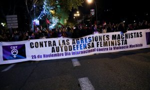 Cabeza de la manifestación con una pancarta en la que se lee 'Contra las agresiones machistas, autodefensa feminista', en la manifestación en Madrid con motivo del Día Internacional para la Eliminación de la Violencia contra las Mujeres