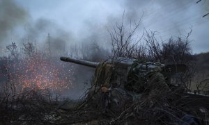 La autoproclamada milicia de la República Popular de Donetsk dispara un cañón de campaña 2A36 Giatsint-B de 152 mm en una posición no muy lejos de Avdeevka, región de Donetsk, este de Ucrania este 22 de noviembre de 2022.