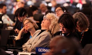 La representante alemana descansa abatida en el último plenario de la COP27 tras una noche de intensas negociaciones.
