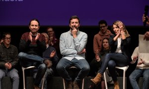 23/11/22 Gómez Reino, entre Pablo Iglesias y Yolanda Dïaz, en un acto de Podemos en Galicia.