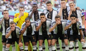 El once inicial de Alemania se tapa la boca antes de comenzar su primer partido del Mundial de Catar, en Doha, a 23 de noviembre de 2022.