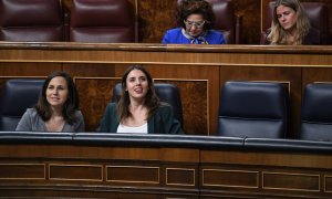 La líder de Podemos y ministra de Derechos Sociales, Ione Belarra (i), y la ministra de Igualdad, Irene Montero (d), en una sesión plenaria en el Congreso de los Diputados, a 23 de noviembre de 2022, en Madrid (España).