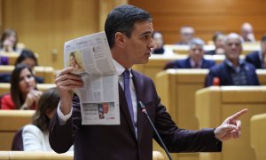 El presidente del Gobierno, Pedro Sánchez, en el pleno del Senado en Madrid el pasado martes en su respuesta a Alberto Núñez Feijóo con la portada del periódico El Mundo en la mano.