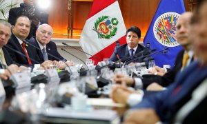 El presidente de Perú, Pedro Castillo , y Eladio Loizaga, representante del Secretario General de la OEA, asisten a una reunión en Lima, Perú, el 21 de noviembre de 2022