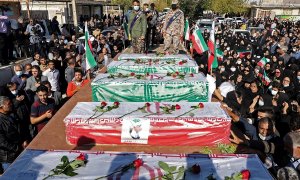 18/11/2022 Un grupo de personas, frente a los ataúdes de la gente asesinada durante un tiroteo ocurrido durante las protestas en la ciudad iraní de Izeh, en la provincia de Khuzestan