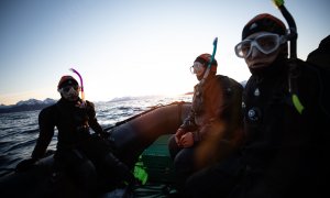 Las buceadoras de Sea Women Expeditions se preparan para sumergirse en el Ártico.