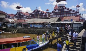 Un grupo de personas desciende de un barco en el muelle de Georgetown, la capital de Guyana