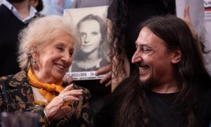 El argentino Javier Matias Darroux (d), de 41 años, y Estela de Carlotto (i), presidenta de Abuelas Plaza de Mayo, ofrecen una rueda de prensa este jueves, en Buenos Aires (Argentina). Darroux es el "nieto 130" robado por la dictadura argentina (1976-1983