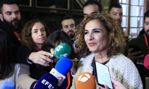La ministra de Hacienda, María Jesús Montero, atiende a la prensa a su llegada al homenaje que ha organizado el PSOE a la escritora Almudena Grandes, a 28 de noviembre de 2022.
