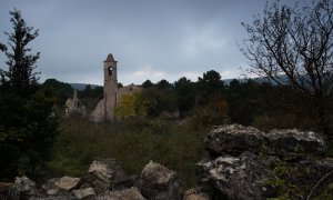 La iglesia de San Salvador, en el pueblo abandonado de La Mussara, a 28 de octubre de 2021, en Vilaplana, Baix Camp, Tarragona, Catalunya (España).