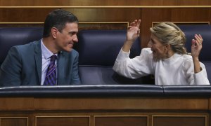 El presidente del Gobierno, Pedro Sánchez (i), junto a la vicepresidenta segunda del Gobierno y ministra de Trabajo y Economía Social, Yolanda Díaz (d), durante la última jornada de debate y votación de los presupuestos en el pleno del Congreso, el pasado