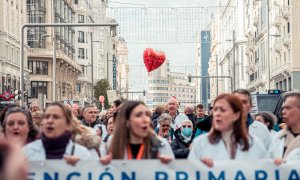 Varias personas caminan con pancartas y un globo en el que pone 'Atención primaria' durante una manifestación de médicos y pediatras desde la Consejería de Sanidad hasta la sede del Gobierno regional, a 30 de noviembre de 2022, en Madrid (España).