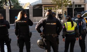 Efectivos de la Policía Nacional en las inmediaciones de la embajada de EEUU en Madrid, a 1 de diciembre de 2022.