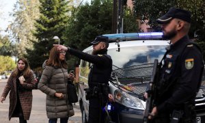 02/12/2022 Varios agentes de la Policía Nacional custodian la entrada de la embajada de Ucrania en España, situada en Madrid, ante la llegada de una carta con restos animales