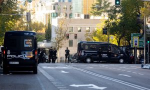 01/10/22 Agentes de Policía custodian la Embajada de EEUU en Madrid donde se ha recibido un paquete con material pirotécnico